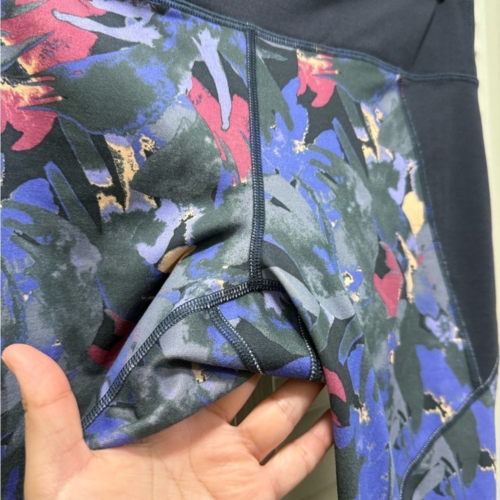 Patagonia Abstract Blue Jungle Cropped Leggings - Picture 4 of 8